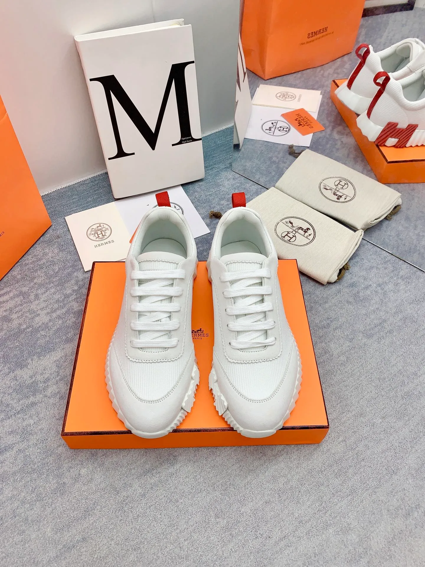 👟👟Ex-factory price 640👟👟 [Hermes] New Bouncing Couple 👫Sneakers. The most comfortable shoes from Hermès, no one else⃣️. They are very light on the feet and very beautiful. You will not feel tired when you go shopping and running around. 👍 The overall suede leather feels very good, very beautiful and very versatile. It is very light, comfortable and extremely light, suitable for both sports and leisure. It feels great to step on! 30+ men's and women's color combinations. You can choose, there will always be what you want~ ✅Fabric: Imported high mercerized sheep + original rain velvet ✅Inner: Imported silk sheepskin for lining insole ✅Outsole: Seamless combination of IP+TPU (multi-color letters) German technology irradiation machine ✅Code number: 35-41 for women and 38-46 for men (41 for women, 45.46 for men, customized and non-returnable)